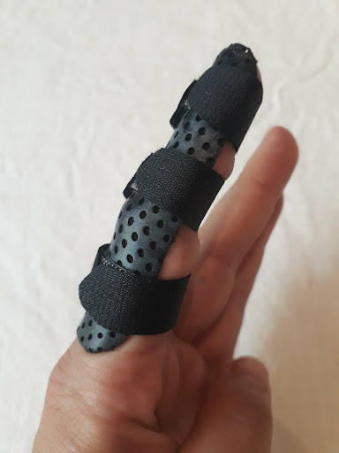 Finger dislocation splint | action rehab