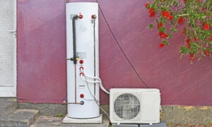 Heat pump hot water with a separate evaporator
