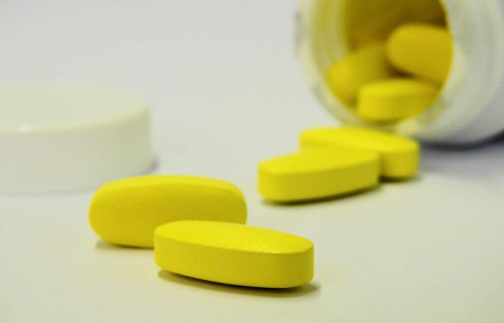 Do vitamin deficiencies cause yellow teeth