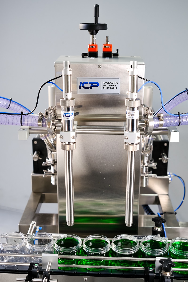 2 head auto liquid filling machine in action