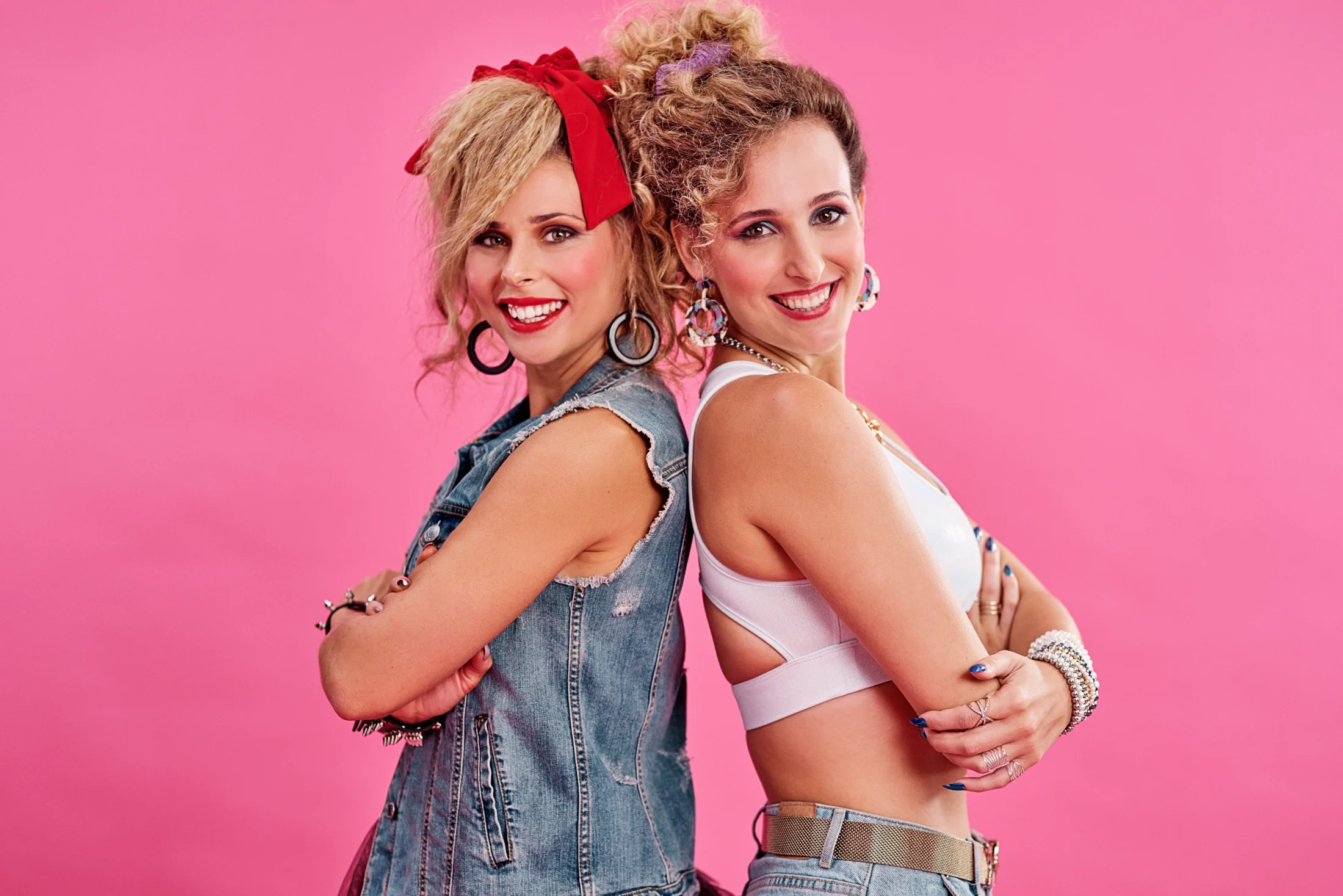 halloween in australia; two friends dressed in 80s costume for halloween | Swoosh Finance