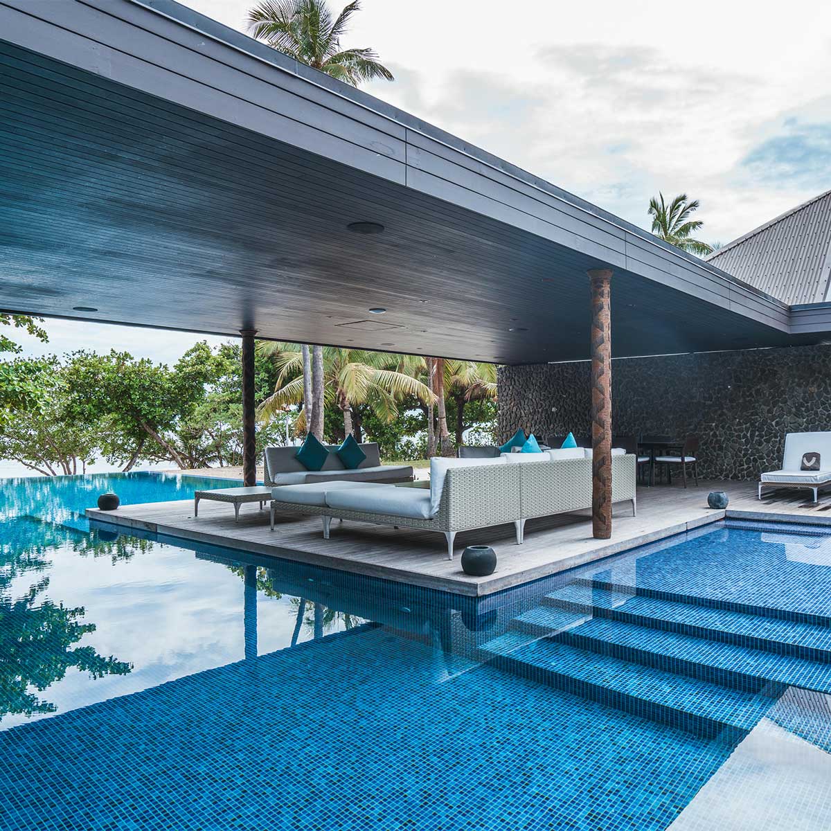 Palms luxury pool